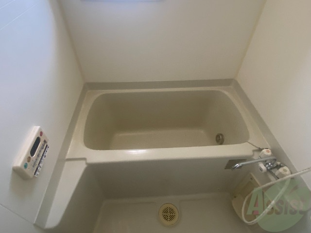 バス・シャワールーム　お風呂には追焚機能が付いています。洗い場も十分な広さです。