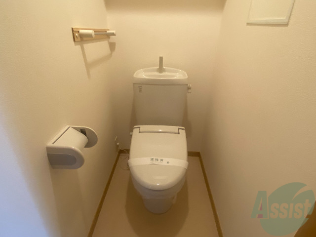 トイレ　おトイレはこちら。便利なウォッシュレットが付いています。