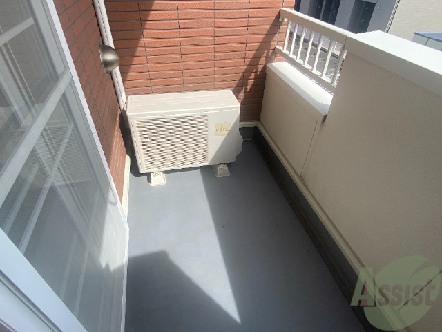 バルコニー　バルコニーは洗濯物を干すには十分な広さです。