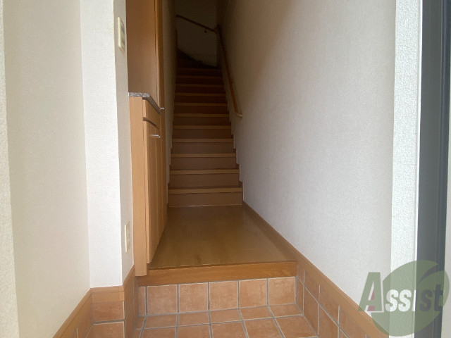 玄関　玄関からの様子です。メゾネットタイプでとても明るいですね。