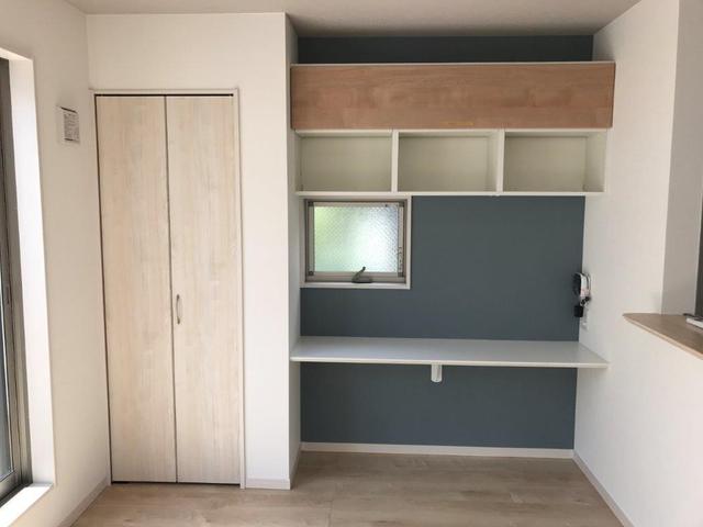 居室・リビング　ＬＤＫ壁面に棚、収納有り