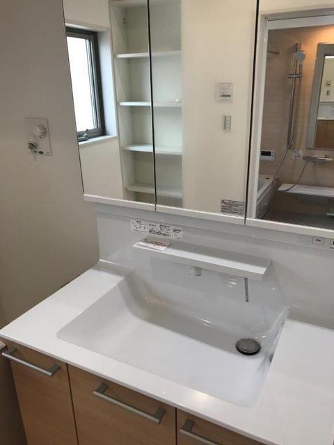 洗面設備　三面鏡付洗面化粧台