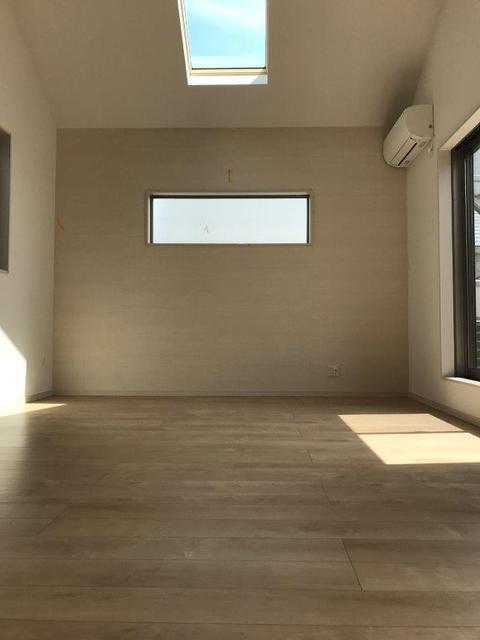 居室・リビング　ＬＤＫ天井にはトップライト有、採光良好