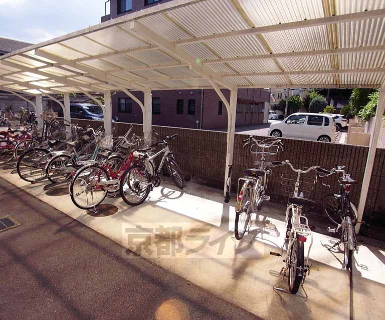 その他共有部分　屋根付きの駐輪場もあります。