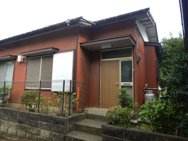 建物外観　閑静な住宅地。２戸連棟式貸家