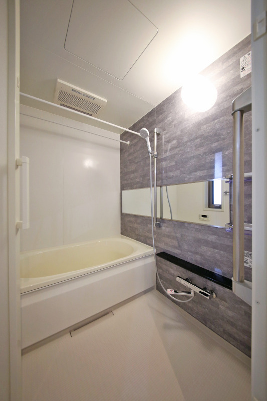 バス・シャワールーム　ワイドミラーのバスルーム（追焚・浴室暖房乾燥機付き）