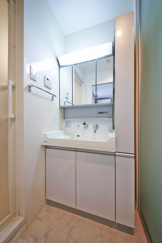 洗面設備　ハイバックタイプの三面鏡独立洗面台