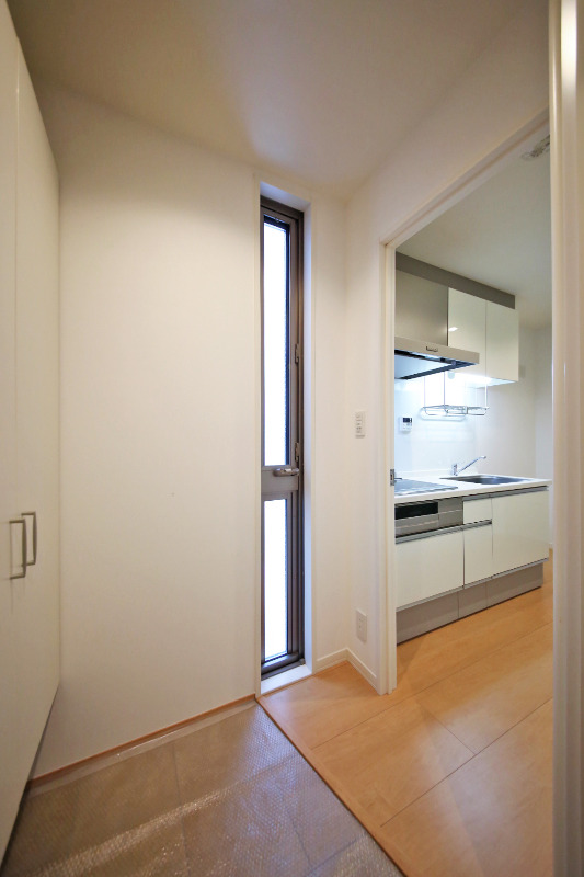 玄関　窓付きの玄関