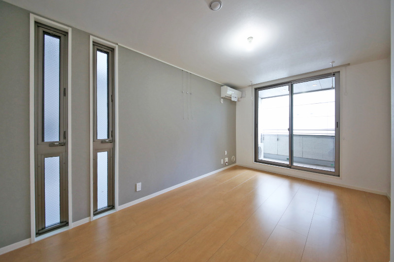 居室・リビング　スリット窓のある二面採光の居室８．２帖