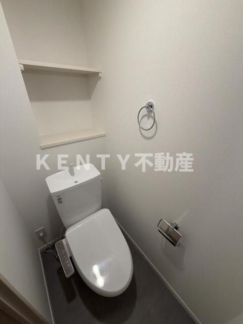 トイレ　落ち着いた色調のトイレです