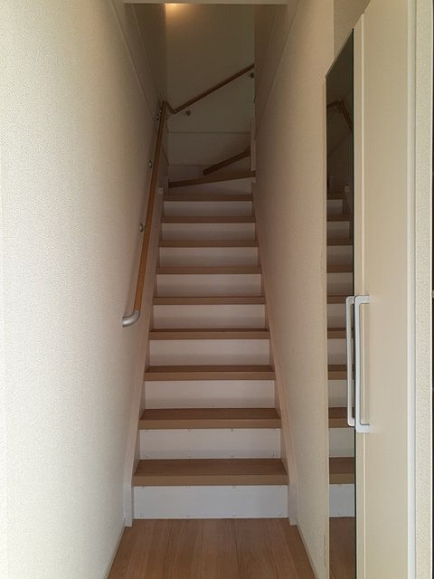 玄関　ミラー付きのシューズボックス完備です。