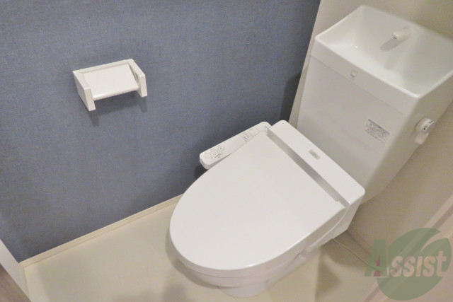 トイレ　バストイレ別でウォシュレット機能付きのトイレになります。