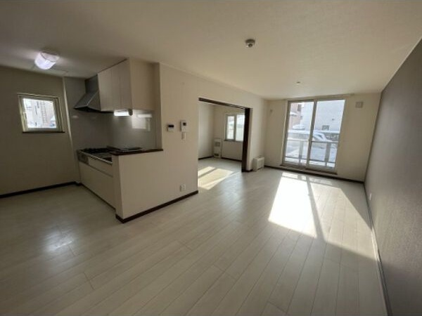 居室・リビング　広々として明るいリビングです♪