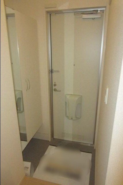 玄関　鏡あります。