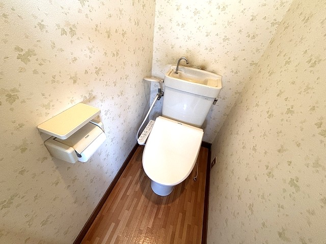 トイレ　清潔に使用できる温水洗浄便座付きです♪