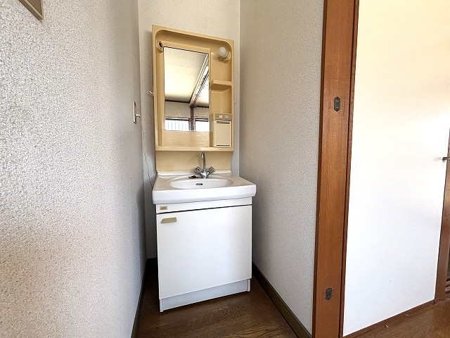 洗面設備　独立洗面化粧台です。身だしなみを整えるのにあると助かります♪