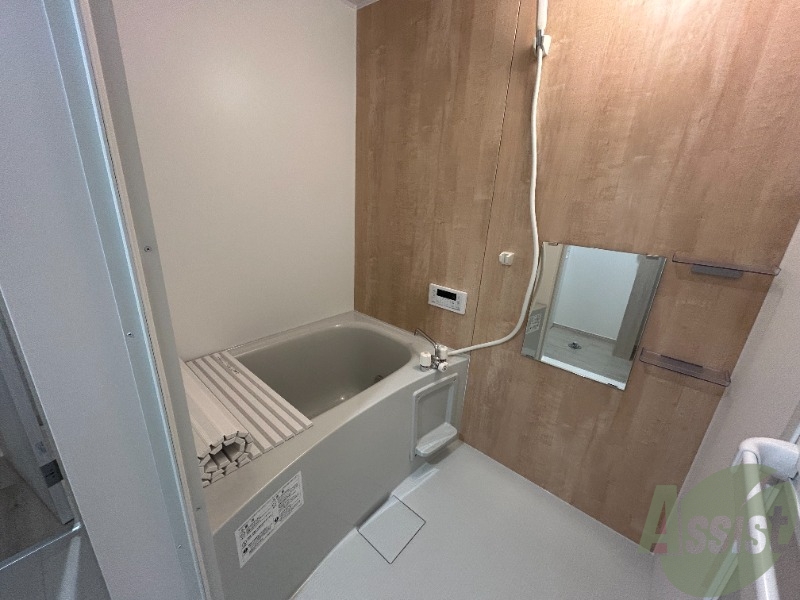 バス・シャワールーム　浴槽には追い焚き機能が付いているので、ゆったりくつろげますね