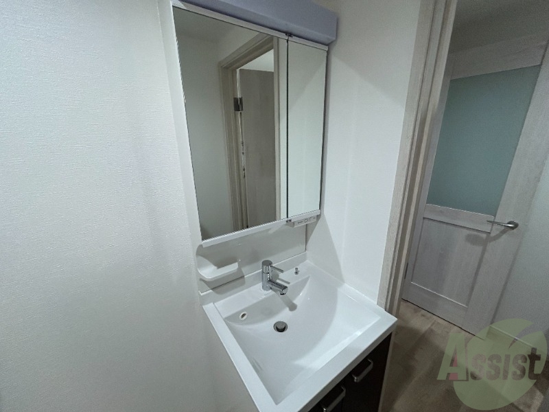 洗面設備　独立洗面台がございます。朝の支度はここで済ませましょう。