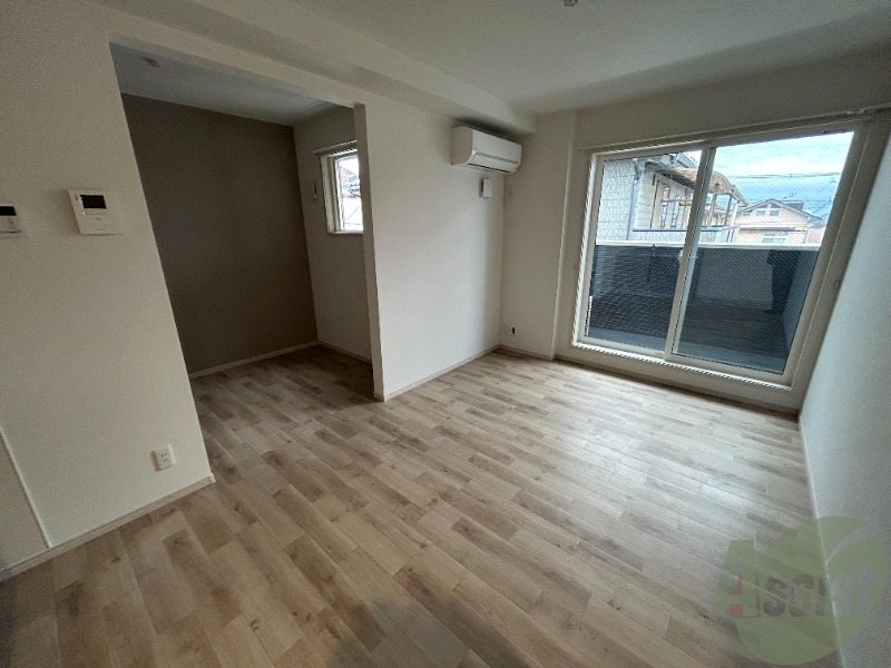 居室・リビング　８．５帖のＬＤＫです。落ち着いた色合いの空間で落ち着きます