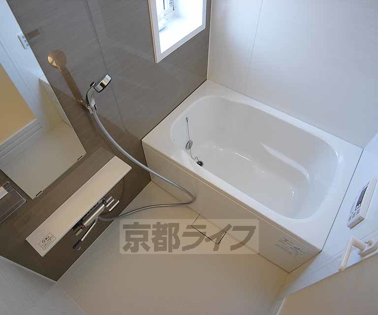 バス・シャワールーム　窓付きのお風呂です。