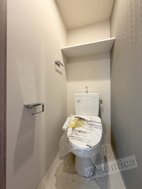 トイレ　人気アイテムの温水洗浄便座。清潔感のあるトイレです。