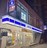 コンビニ　ローソン 新宿坂町店（コンビニ）まで72m
