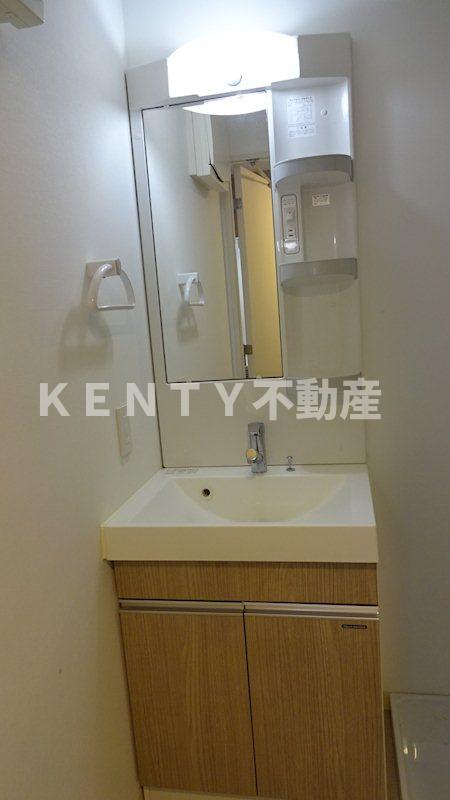 洗面設備　独立洗面台、小物を置くことができて便利です