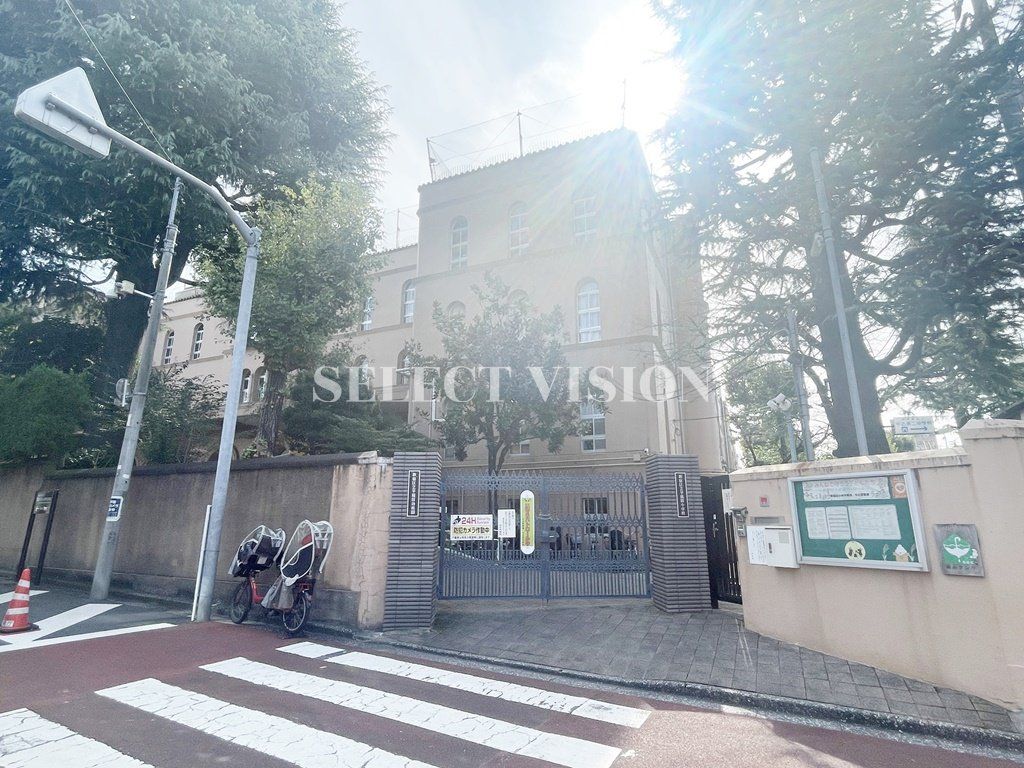 小学校　新宿区立早稲田小学校（小学校）まで680m