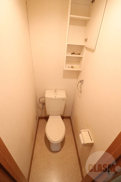 トイレ　棚付きで便利です