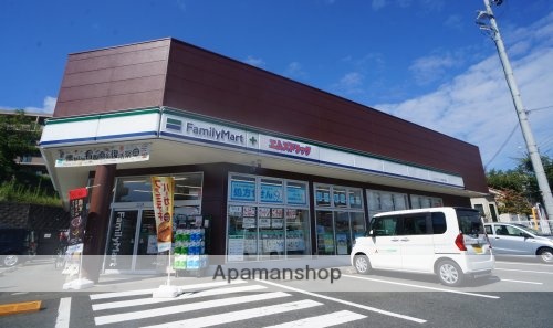 コンビニ　ファミリーマート　エムズドラッグ学園大和店（コンビニ）まで310m