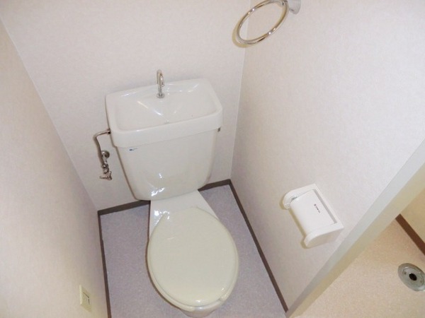 トイレ　シンプルで掃除のしやすいトイレです♪