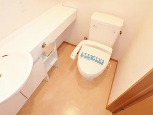 トイレ　嬉しいウォシュレット付き
