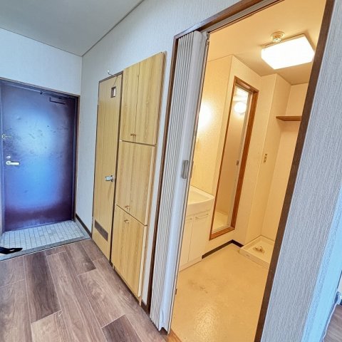 玄関　※写真は別号室のものですので現状優先とさせていただきます