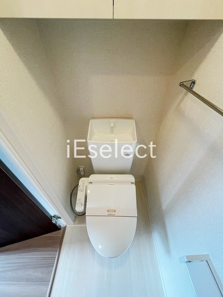 トイレ　温水洗浄便座付きのトイレです