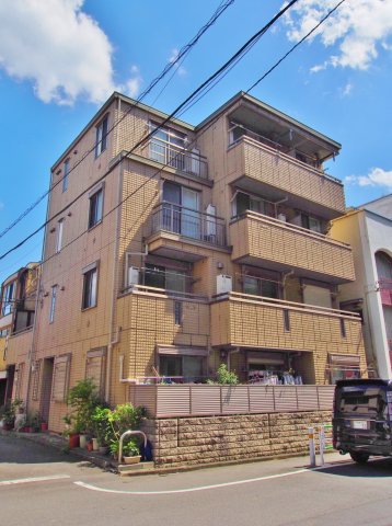 建物外観　初台駅前商店街沿いに立地していて便利な住環境の４階建てマンシ
