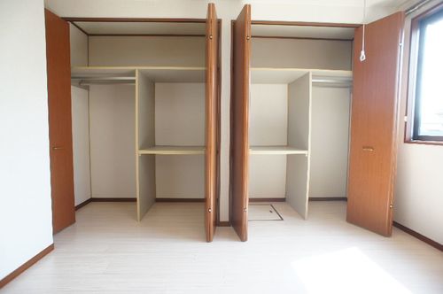 収納　収納は壁一面に天井高の収納を用意しています！