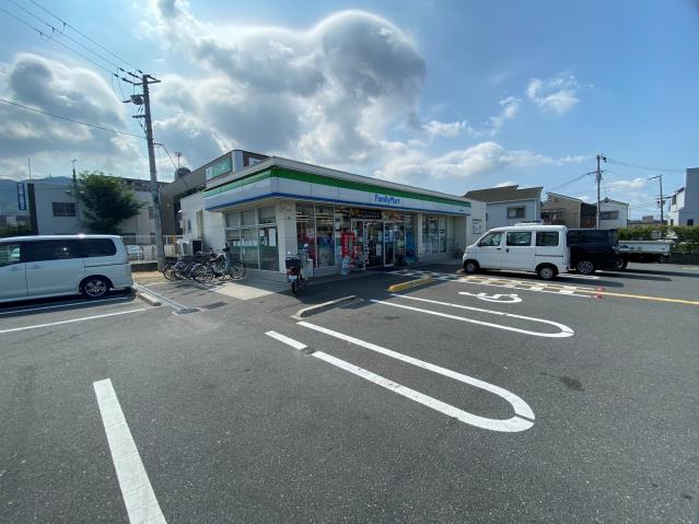 コンビニ　ファミリーマート（コンビニ）まで550m