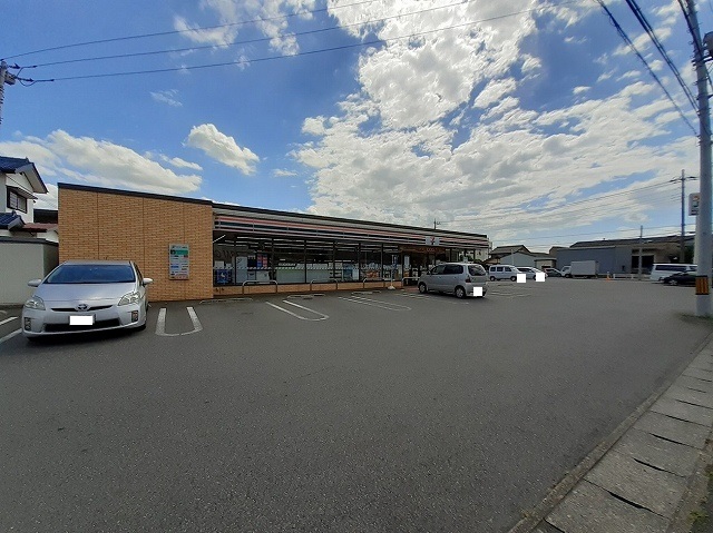 コンビニ　セブンイレブン伊勢崎伊与久北店（コンビニ）まで650m