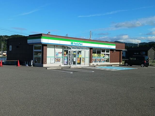 コンビニ　ファミリーマート浜の宮ビーチ様（コンビニ）まで800m