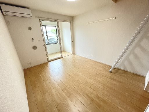 居室・リビング　お部屋の広さは７帖ございます。