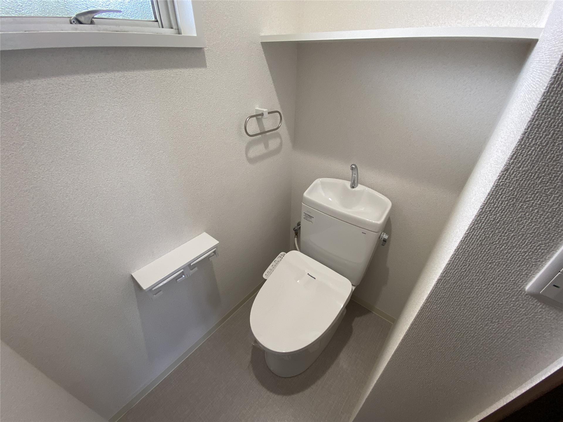 トイレ　温水洗浄便座付きのトイレです