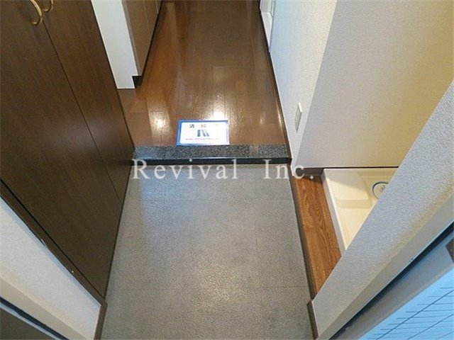 玄関　奥行を感じる玄関部分でございます