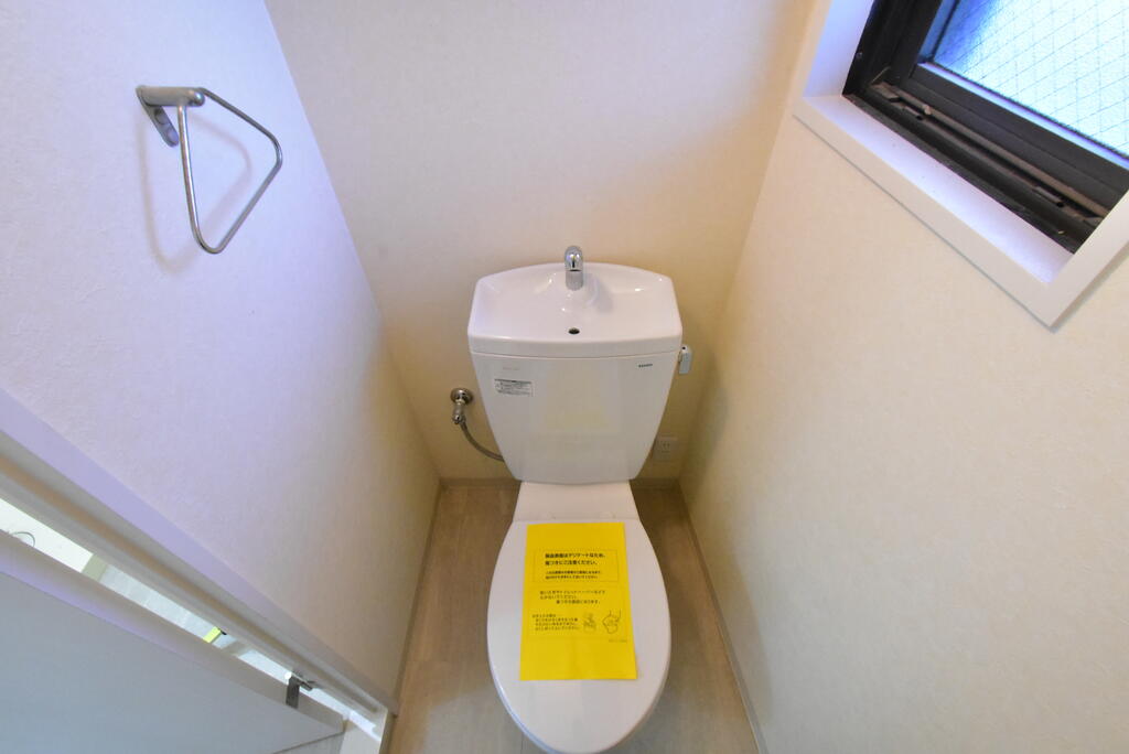 トイレ　同建物別部屋リフォーム参考写真。