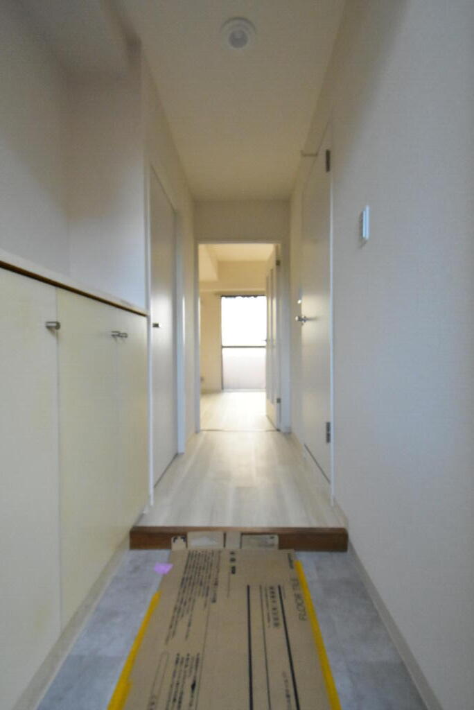 玄関　同建物別部屋リフォーム参考写真。