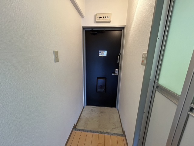 玄関　※別号室の写真です。
