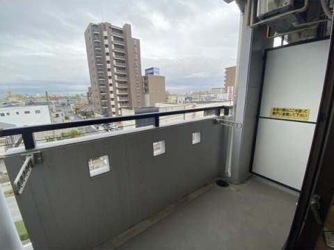 バルコニー　※写真は同じマンションの違う部屋のものになります。