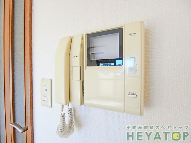 セキュリティ　モニター付きドアホンで安心確認（同仕様写真）
