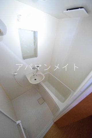 バス・シャワールーム　コンパクトで使いやすいお風呂です