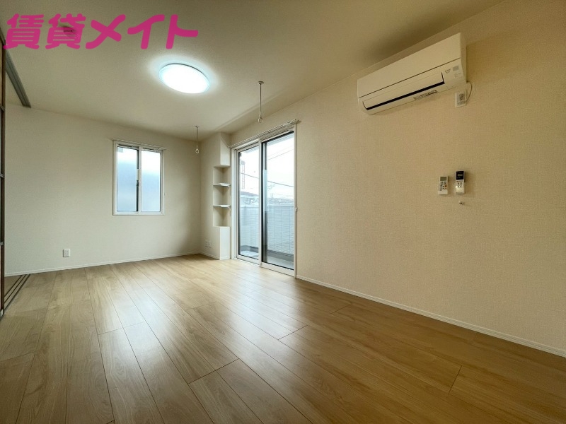 居室・リビング　同建物別部屋写真です