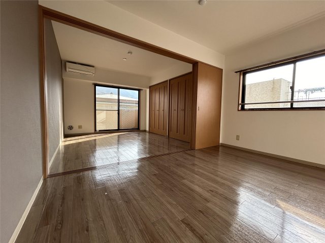 居室・リビング　エアコン・照明付き！開放的な１ＬＤＫのお部屋です♪